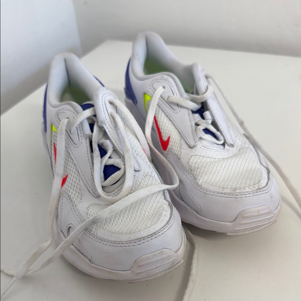 Nike White and Red Sneakers Classic Design